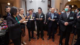 蔡英文8日晚間出席台灣美國商會70週年慶祝活動，與AIT處長孫曉雅等人一同品嘗美牛漢堡。（圖／翻攝自蔡英文臉書）