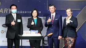 台灣美國商會慶70週年  蔡總統出席（1）台灣美國商會70週年慶祝活動8日在台北賓館舉行，總統蔡英文（左2）、外交部長吳釗燮（左）、台灣美國商會會長金奇偉（右2）與美國在台協會（AIT）處長孫曉雅（右）出席並合影。中央社記者吳家昇攝  110年12月8日