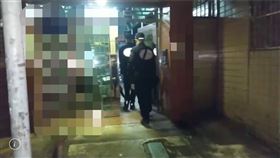 ▲新北市永和瓦窯溝大排「人彘」浮屍命案，警方拘提符姓男子到案，供稱不滿父親長期家暴母親。鑑識小組進入符男住處採證。（圖／翻攝畫面）