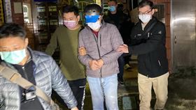 符嫌涉殺害父親支解棄屍遭拘提新北市符姓男子（前右2）涉嫌殺害父親後，支解並棄屍。永和警分局9日凌晨在符嫌住處將他拘提，並以戒具上銬押解到警分局詢問，以釐清案情與犯案動機。中央社記者黃旭昇新北攝 110年12月9日