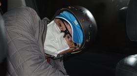 涉嫌殺害父親後支解棄屍 符嫌遭拘提新北市符姓男子（圖）涉嫌殺害父親後，支解並棄屍。永和警分局9日凌晨在符嫌住處將他逮捕，並拘提押解到警分局詢問，以釐清案情與犯案動機。中央社記者黃旭昇新北攝 110年12月9日