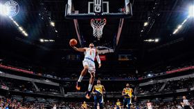 ▲尼克2年級生塔潘（Obi Toppin）秀胯下換手爆扣。（圖／翻攝自尼克推特）