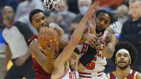 ▲拉文（Zach LaVine）上籃被「摘芭樂」。（圖／美聯社／達志影像）