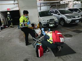 新／車用電梯變大怒神　短褲辣妹摔傷(圖/翻攝畫面)