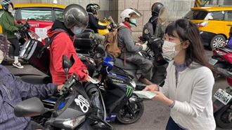 高嘉瑜宣講公投　宅神竟扯：黨會感謝