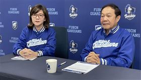 ▲富邦悍將球團領隊林華韋，左為副領隊陳昭如。（圖／富邦悍將球團提供）