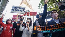 公投在即  民進黨路口宣講（1）民主進步黨9日上午在台北轉運站前進行公投串連宣講，民進黨台北市黨部主委吳怡農（右2）、立委何志偉（右）、高嘉瑜（中）、無黨籍立委林昶佐（左2）等在路口向上班民眾傳達公投「4個不同意」訴求。中央社記者裴禛攝  110年12月9日