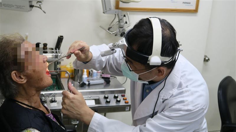 沒碰「菸酒檳」卻罹癌　竟是假牙害的