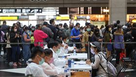 北車疫苗接種站延長開設至12/12（3）中央宣布台北車站疫苗接種站將延長開設至12日，開放國內所有本國籍、外國籍人士接種，民眾無需預約，隨到隨打，完成接種者即可獲得1份禮品。圖為8日台北車站大廳民眾排隊打疫苗。中央社記者謝佳璋攝  110年12月8日