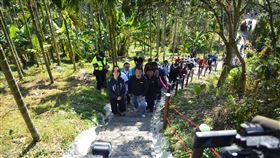 嘉義阿拔泉山稜線步道啟用（1）交通部觀光局補助興建嘉義縣竹崎鄉阿拔泉山稜線步道，9日落成啟用，步道全長1470公尺，爬升366公尺（平均坡度約25%），視野極佳。中央社記者蔡智明攝  110年12月9日