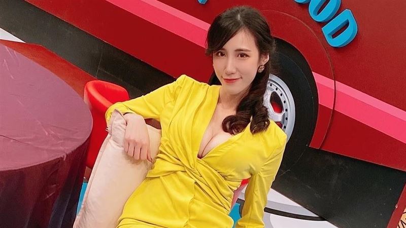 瑤瑤短裙上下全開　網噴鼻血：擠爆了