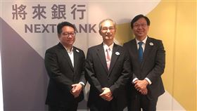 將來銀行目標2020年開業 2年客戶喊衝百萬將來銀行1日舉辦媒體見面會，將來銀行總經理梅驊（左起）、董事長鍾福貴及預定董事劉奕成說明純網銀未來營運目標與方向。中央社記者劉姵呈攝 108年8月1日