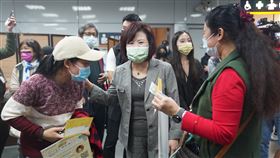 許銘春赴北車接種站視察（1）中央流行疫情指揮中心在台北車站設站施打莫德納疫苗（Moderna），近日吸引許多民眾前往接種，勞動部長許銘春（中）9日前往視察，再度呼籲合法、失聯移工都應儘速施打疫苗。中央社記者徐肇昌攝  110年12月9日