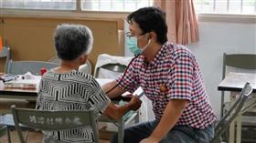 ▲有了長照共餐活動，陳奶奶如果需要看病可獨立就醫。（圖／健保署提供）