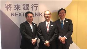 將來銀行目標2020年開業 2年客戶喊衝百萬將來銀行1日舉辦媒體見面會，將來銀行總經理梅驊（左起）、董事長鍾福貴及預定董事劉奕成說明純網銀未來營運目標與方向。中央社記者劉姵呈攝 108年8月1日