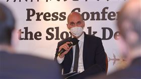 斯洛伐克經濟部政務次長出席記者會（2）台灣與斯洛伐克9日簽署「第一屆台斯跨部會經濟合作諮商會議成果宣言」，為雙方在經貿、科研與觀光等領域的交流合作奠基。斯洛伐克經濟部政務次長佳雷克（Karol Galek）9日出席記者會並與媒體互動。中央社記者謝佳璋攝  110年12月9日