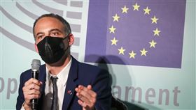 歐洲議會代表團訪台記者會（3）外交部5日在台北舉行歐洲議會「外來勢力干預歐盟民主程序（含假訊息）」特別委員會（INGE）官方代表團聯合記者會，INGE主席格魯克斯曼（Raphael Glucksmann）回應現場媒體提問。中央社記者裴禛攝  110年11月5日