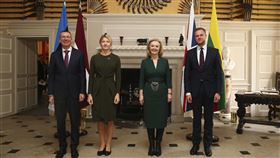 英國、中國國旗、英國新任外交部長Liz Truss（伊麗莎白·特拉斯）／（圖／美聯社／達志影像）