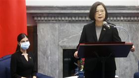 總統接受尼加拉瓜大使李蜜娜呈遞到任國書總統蔡英文（右）26日在總統府接受尼加拉瓜共和國新任駐台特命全權大使李蜜娜（Mirna Mariela Rivera Andino）（左）呈遞到任國書，蔡總統表示，李蜜娜曾是台灣獎學金的受獎生，從銘傳大學畢業，是兩國合作計畫最佳見證人，相信未來也會是最強推手。中央社記者鄭傑文攝　109年10月26日