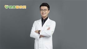 陳仕軒醫師說明，發生急性缺血性腦中風完全沒有預兆，患者會突然發生臉歪、嘴斜、單側手腳無力、雙眼偏向同側及說話不清楚等神經學症狀。