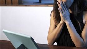 女追劇時，赫然看到母親被性侵影片。（示意圖／pixabay）