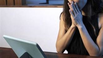 女追劇時，赫然看到母親被性侵影片。（示意圖／pixabay）