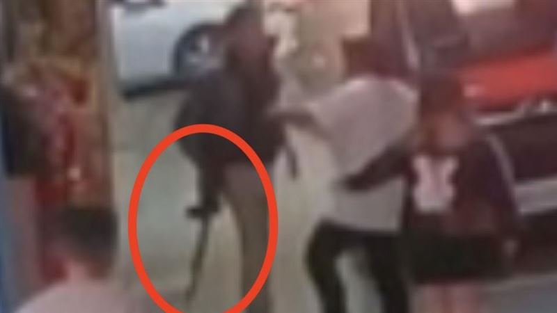 防身新招？宜蘭街頭驚見男揮步槍叫囂