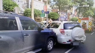 迴轉爆胎釀車禍　翁驚嚇踩油門竄濃煙