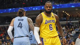 ▲水型俠失誤，詹姆斯（LeBron James）雙手爆扣。（圖／路透社／達志影像）