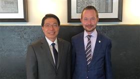 加拿大眾議員古柏（右）9日在國會質詢時再度發表挺台言論，也在推特貼出與台灣駐加拿大代表陳文儀（左）會面商討兩國共同利益的照片。（圖／翻攝自twitter.com/Cooper4SAE）
