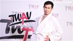 鄧佳華化身實習男優出席記者會，並由AV名師Jacky傳授技巧。（圖／記者邱榮吉攝影）