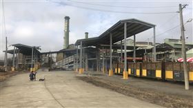 虎尾糖廠預計產2萬噸二砂糖  五分車將穿梭鄉鎮台糖虎尾糖廠110/111年期製糖工場10日開工，五分車將穿梭虎尾、褒忠等鄉鎮，今年預計甘蔗原料26.2萬公噸、生產約2.36萬公噸本土二砂糖。雲林縣府將推活動讓民眾追五分車、走讀歷史。 中央社記者姜宜菁攝  110年12月10日