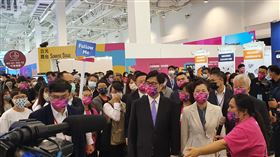 陳其邁王美花參觀「亞灣創新x新創大南方」展會「亞灣創新x新創大南方」創新創業展會10日在高雄展覽館登場，高雄市長陳其邁（中）、經濟部長王美花（中右）出席支持，並一同參觀展區。中央社記者洪學廣攝  110年12月10日