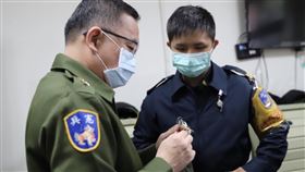 憲指部指揮官周廣齊 視導總統府鐵衛營 新任的憲兵指揮部指揮官周廣齊中將9日視導211憲兵營、總統官邸332營，強調以「一點生變，全面警戒」原則，確保維安。（青年日報提供）中央社記者游凱翔傳真  110年12月10日