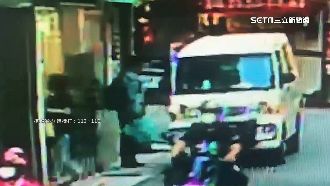 獨／貨車違停互毆！路人持傘猛K司機