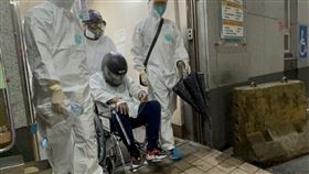 ▲新北警重兵戒護，「帽T殺手」黃泳群坐輪椅被送上車，將直奔台中看守所防疫隔離14天。（圖／資料畫面）