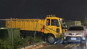 台北市葉姓司機駕駛垃圾車暴衝撞上路旁休旅車。（圖／翻攝自記者爆料網）