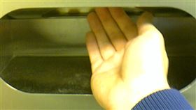 烘手機。https://www.flickr.com/photos/mordaunthall/363341457/