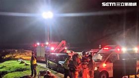 新北市瑞芳區1名釣客站在岸邊礁岩釣魚時被大浪捲入海中。（圖／翻攝畫面）