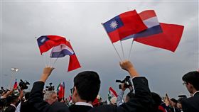 蔡總統抵巴拉圭　巴國學生歡迎（3）總統蔡英文展開同慶之旅，出訪友邦巴拉圭和貝里斯，14日專機抵達巴拉圭亞松森市，巴拉圭中正學校的學生高舉中華民國與巴拉圭國旗揮舞，歡迎蔡總統來訪。中央社記者裴禛亞松森攝　107年8月14日