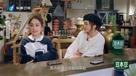 阿嬌和好姐妹阿Sa一起上訪談節目，坦言當初之所以選擇跟賴弘國結婚的原因，「我很喜歡他的家庭」。（圖／翻攝自YouTube）