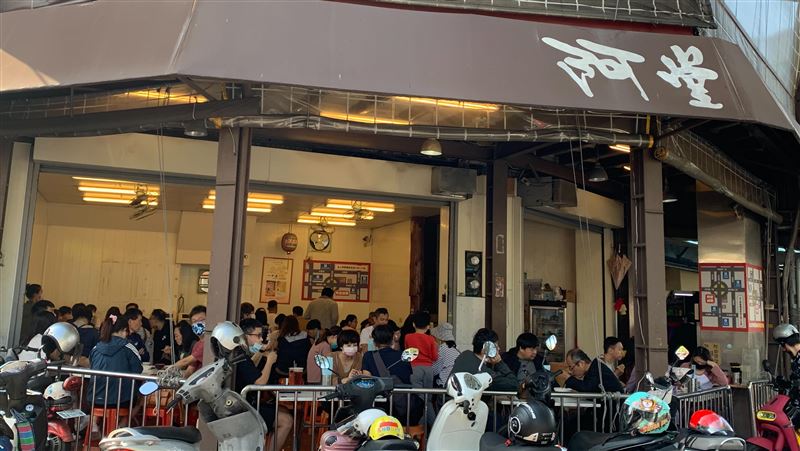 阿堂鹹粥漲價挨轟　假日人潮仍大爆滿