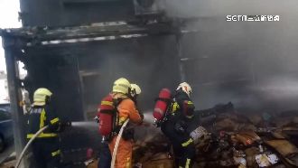 全聯紙箱堆竄大火　延燒2樓住戶急逃