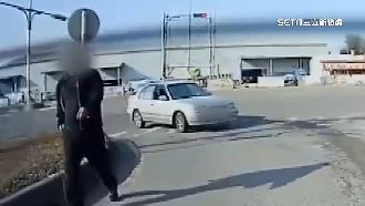 左轉燈還沒亮　後方駕駛狂叭釀口角