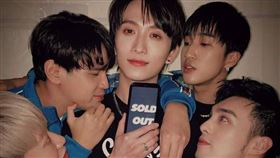 （10）日許瑋甯、邱澤公開結婚喜訊，邱鋒澤莫名「被恭喜」，陳零九見狀也搞笑玩起邱澤梗，逗樂粉絲。