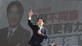 賴清德台北花木市場公投宣講重啟核四、反萊豬、公投綁大選、三接遷離公投案18日投票，民進黨台北市議員阮昭雄與台北市議員參選人、「口譯哥」趙怡翔11日聯合舉行公投說明會，副總統賴清德（圖）出席宣講，全力爭取民眾支持投下4個不同意票。中央社記者郭日曉攝  110年12月11日