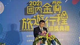 近期國內疫情有變化  王國材：不擔心衝擊觀光中華民國旅行業品質保障協會11日舉行2021國內金質旅遊行程頒獎典禮，交通部長王國材受邀出席頒獎。會後受訪時對於國內近日COVID-19（2019冠狀病毒疾病）疫情波動表示，不擔心疫情會再衝擊國內觀光，指揮中心在防疫上很努力中央社記者余曉涵攝  110年12月11日