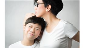 透過叛逆期，孩子在告訴我們，他長大了，我們的相處模式得改了。童年的三次叛逆期，孩子一步步走向獨立自主的人格發展道路，同時也在提醒做父母的我們，慢慢把焦點和重心拉回到自己身上，進入下一個階段