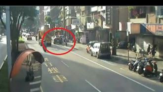 不滿重機靠太近！男攔車被辣椒水噴臉