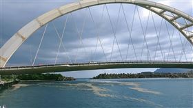 基隆沿岸發現火山浮石  市府提醒船隻留意日本小笠原群島火山8月噴發，基隆市政府近日在基隆沿岸及漁港發現火山浮石蹤跡，目前觀察八斗子漁港、正濱漁港、望海巷漁港浮石多為細碎沙狀顆粒，初步評估不影響船隻航行，但仍請作業漁船多注意，也已請漁業通訊電台廣播持續提醒相關區域作業船隻。（基隆市政府提供）中央社記者王朝鈺傳真  110年12月8日